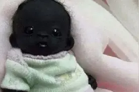 世上最黑的小孩长大了，黑成这番模样，被网友调侃打着灯笼都难找图片