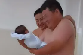 爸爸和舅舅抢着抱新生儿，网友：猪八戒看人参果，太具有喜感了图片