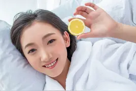 美女教授下嫁屌丝学生：只是因为他敢追图片