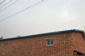 有的地方通知拆除彩钢瓦，早知道彩钢瓦的危害，农民盖房要慎用图片