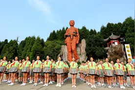 革命前辈伟大精神的再现——评宝鸡市话剧团演出的《红岩》图片