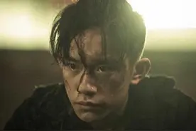 有种真实叫易烊千玺拍戏的道具，镜头特写身高测量板，暴露他多高图片