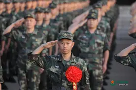 走近导弹阵地上的士官“天团”，他们把导弹托举上天图片