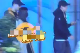 佟丽娅近况显潇洒，和仨帅哥深夜同游专人拎包，被逗到蹲在路边笑图片