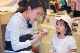 小学班主任发现，爱打扮和不爱打扮的母亲，培养出的孩子不同图片