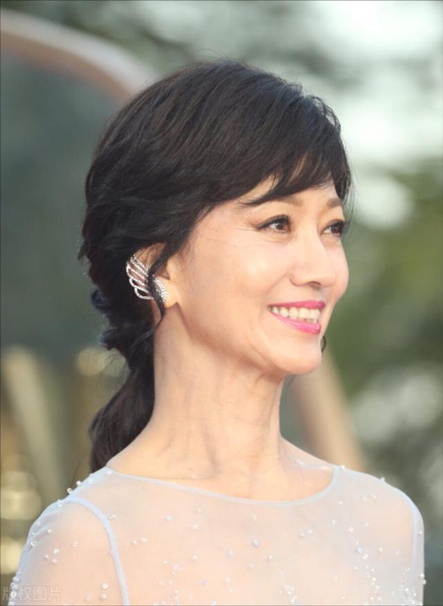赵雅芝的传奇情史，因私藏情书导致婚姻破裂，再婚后赢得幸福人生