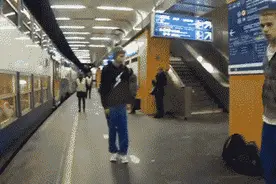 搞笑GIF段子：小伙子，无形装逼，是最为致命图片