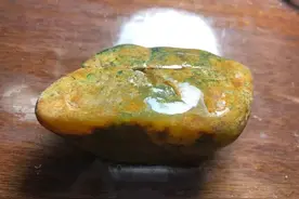 五万买下一块翡翠原石，切出两块飘绿色的双龙戏珠图片