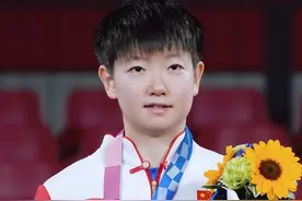 王楠老公鼓励孙颖莎：赢伊藤送饭店！妈妈心疼孙颖莎点赞：很单纯图片