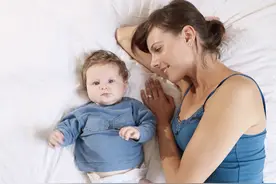 新生儿喝不饱会影响智商！孩子出现这些症状，妈妈不能等马上加奶图片