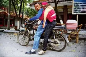汶川地震，他用摩托载“亡妻”回家，如今和儿子过得怎么样了？图片