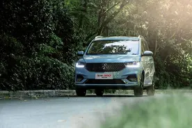 6座商务车售5.98万！新款360上市，档次大幅提升图片