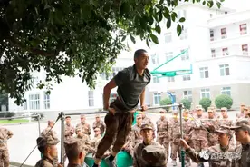 单杠卷身上124个，炊事兵比武夺冠图片