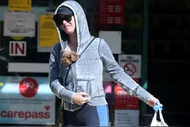 水果姐太会玩了！手捧大肚直接将狗揣怀里不怕出事？怀孕也不省心图片