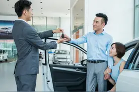 喜提新车时，为啥4S店会主动送贴膜？离职销售：这是套路罢了图片