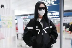 张天爱穿全黑装变酷姐姐潮范十足 披散长发走猫步霸气撩人图片