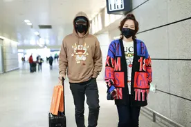 刘翔与妻子打造情侣装，1万元的卫衣很抢眼，他这些风格也很潮图片