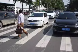 已经礼让行人，为啥还被扣3分？交警无奈告诫：多数车主都吃过亏图片