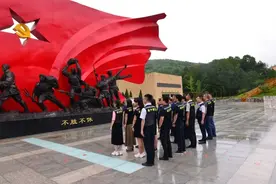 逢山开道 遇水架桥 —— 急人民群众之所急 解人民群众之所难图片