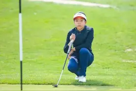 刘国梁女儿为国争光，获得国际赛冠军，头戴李宁帽子登台领奖图片