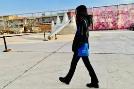 李嫣晒大长腿支持嫣然基金，罕有旧照曝光，嘴唇今昔对比让人心酸图片