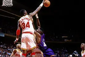 NBA唯一一个拿过盖帽王的小前锋，巅峰时期一回合连续帽了科比4次图片