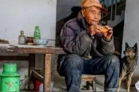 老农今年58岁，存款22万，回农村养老够了吗？如何规划养老呢？图片