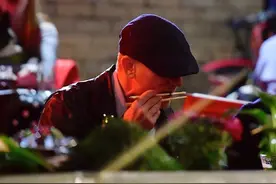 丹尼尔·克雷格带妻子吃中餐！蕾切尔·薇姿50岁，还是少女模样图片