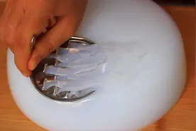 做捞凉粉时，记住比例“115”，凉粉不断，劲道爽滑，比卖得好吃图片