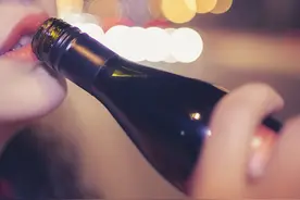 两性关系中：敢和你喝酒的女人，3点你要慎重对待图片