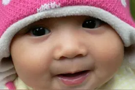 6个月宝宝抓彩票不放手，54岁奶奶买下后，结果中了120万图片