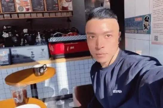 《魔幻手机》里的王天霸，错过翻红机会后，他靠迎娶白富美成赢家