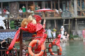 凤凰古城“最美新娘”出嫁，数万人参加婚礼，嫁妆有几百万图片