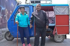 感动！52岁农村残疾大叔开“三轮房车”，行万里路给妻子治病图片