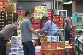 太原：中秋将至 应节水果热销图片