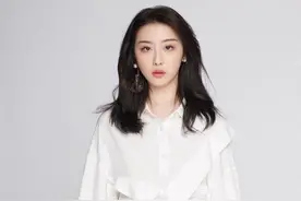 赵小棠私服照，赵小棠身穿不规则拼接格子衫，干净清爽图片