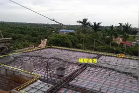 农村盖新房，为什么师傅们先铺一层雨布，再扎钢筋现浇屋顶？图片