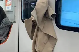 最担心的事发生了，手机掉地铁站台缝隙！“拾物小能手”一顿操作……图片