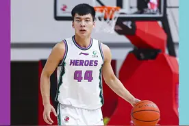 CBA球鞋面面观｜你没看错，Kobe 4布克PE被布克上脚图片