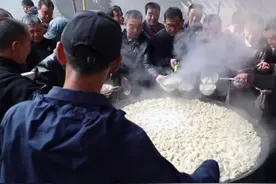 山西煤老板太豪横，婚宴现支3口大锅煮饺子，来吃的亲戚像赶大集图片