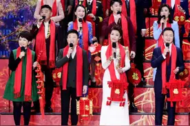 央视元宵夜的惊喜：王一博妈妈台下看儿子跳舞，央视百名主持同台图片