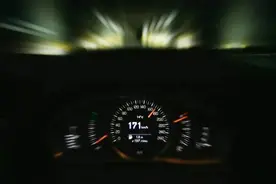 每年收视率高达600亿人次的一级方程式，赛车为什么那么贵？图片