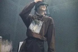 14岁身高185腿长107的初中生，刘耀文的大长腿要溢出屏幕了图片