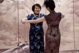 主持人朱军80岁岳母罕露面，穿旗袍戴三圈珍珠，娇妻蚂蚁腰抢镜图片