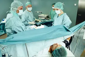 产妇生下双胞胎后肚子还在“动”，医生检查后发现惊喜，家人头疼图片