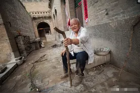 农村7旬老人做拐棍，用的木料很奇怪，他说木头长有“龙鳞”图片