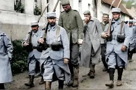 二战老照片：德军用闪电战53天占领巴黎，黑人士兵惊恐看着镜头图片