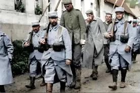 二战老照片：德军用闪电战53天占领巴黎，黑人士兵惊恐看着镜头图片