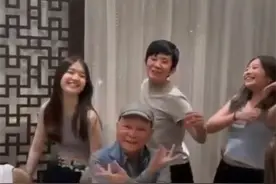 吴君如与女儿跳尬舞贺父亲节！89岁父亲喜开颜，手舞足蹈超兴奋图片