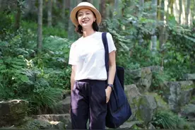 穿来穿去，还是T恤最实用，今夏这样选款、挑色，上身才时髦吸睛图片